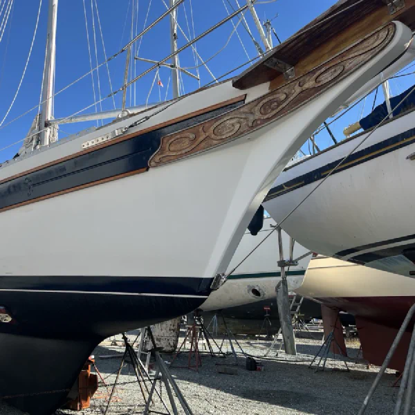 A month of sanding, painting and staining made Defiant a whole new boat 🎉